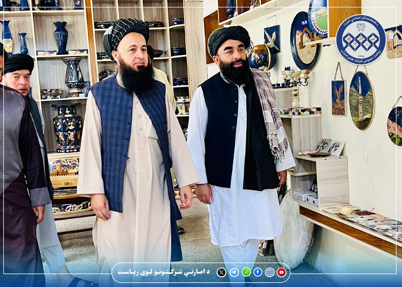 سخنگوی امارت اسلامی از شرکت امارتی انکشاف صنایع دستی دیدار کرد